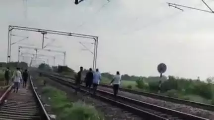 चौसा: चौसा-बक्सर रेलखंड पर ट्रेन से गिरकर यात्री की मौत, शव उठाने के लिए सीमा विवाद में उलझी दो थानों की पुलिस