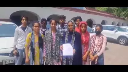 कलेक्टरेट सभागार में स्कूली छात्राओं ने जिला कलेक्टर को ज्ञापन सौंपकर पढ़ाई से संबंधित समस्याएं बताई
