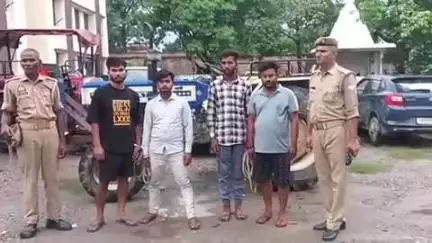 बहेड़ी: ग्राम अकबराबाद से पुलिस ने चोरी की ट्रॉली के साथ चार शातिर चोरों को गिरफ्तार कर जेल भेजा