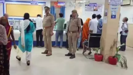 लालगंज: देवगांव सहित जनपद के सभी थानों की पुलिस ने बैंकों में चलाया चेकिंग अभियान, संदिग्ध व्यक्तियों से पूछताछ से मचा हड़कंप