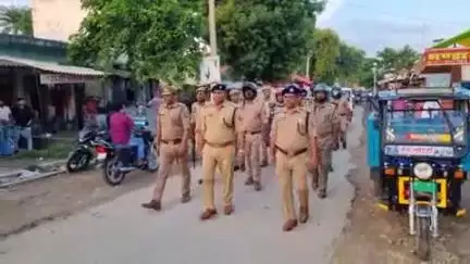 मेहदावल: लोहरसन गांव में आमजन को सुरक्षा का अहसास दिलाने के लिए किया गया पैदल गश्त