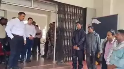 कवर्धा: कलेक्टर ने जिला पंचायत में अचानक दी दबिश, 10 बजे के बाद देरी से पहुंचे कर्मचारियों को लगाई फटकार, कान पकड़कर मांगी