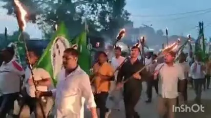 चतरा: जेएमएम कार्यकर्ताओं ने चतरा के केशरी चौक में केंद्र सरकार का पुतला दहन कर मसाल जुलूस निकाला