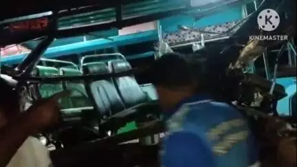 গোঘাট ১: ধর্মপুর এলাকায় যাত্রীবাহী বাসের সাথে ট্রাক্টরের সংঘর্ষে মৃত্যু হলো 1 জনের,2 শিশু সহ আহত 15 জন