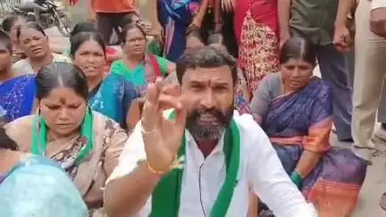 ఇబ్రహీంపట్నం: సైదాబాద్ పోలీస్ స్టేషన్ లో ఎస్సై సాయి కృష్ణను సస్పెండ్ చేయాలని గిరిజన సంఘాల నాయకులు ధర్నా