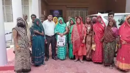 महोबा: श्रीनगर में पूर्व जिला पंचायत अधिकारी के भाई पर भूमिधरों की जमीन पर जबरन कब्जे का आरोप, पीड़ितों ने डीएम से लगाई गुहार
