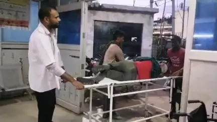 महोबा: धरौन गांव के पास दो बाइकों की भिड़ंत में जीजा-साले गंभीर रूप से घायल, जिला अस्पताल में कराया गया भर्ती