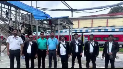 डुमरी: पारसनाथ रेलवे स्टेशन पर 52 बिना टिकट यात्री पकड़े गए, ₹20,015 जुर्माना वसूला गया