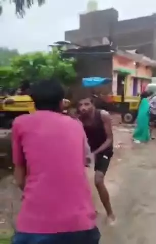 टीकमगढ़: धजरई गांव में पानी निकासी को लेकर दो पक्षों में विवाद, लाठी-डंडों से हमला, वीडियो वायरल