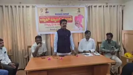 ಚಿತ್ರದುರ್ಗ: ನಗರದಲ್ಲಿ ತುರುವನೂರು ಹೋಬಳಿಯ ಗ್ರಾಮ ಆಡಳಿತಾಧಿಕಾರಿಗಳಿಗೆ ಲ್ಯಾಪ್ಟಾಪ್ ವಿತರಿಸಿದ ಶಾಸಕ ಟಿ. ರಘುಮೂರ್ತಿ