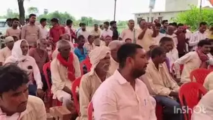 धनघटा: रामपुर दक्षिणी गांव में चकबंदी से संबंधित ग्राम चौपाल लगाकर सुनी गई ग्रामीणों की समस्याएं