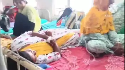 মাথাভাঙা ১: মাথাভাঙ্গা জোড়পাটকি হাইস্কুলে কুল চলাকালীন ক্লাসে ফ্যান পড়ে তিনজন ছাত্রী আহত হয়েছে