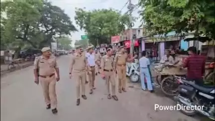 मऊ: पुलिस अधीक्षक ने मोहर्रम त्यौहार के दृष्टिगत थाना भरतकूप व शिवरामपुर चौराहे से सड़क पर अवैध अतिक्रमण हटवाया