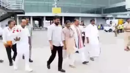 ఇబ్రహీంపట్నం: శంషాబాద్ విమానాశ్రయానికి చేరుకున్న ఏఐసీసీ అధ్యక్షుడు మల్లికార్జున్ ఖర్గే, స్వాగతం పలికిన సీఎం రేవంత్ రెడ్డి