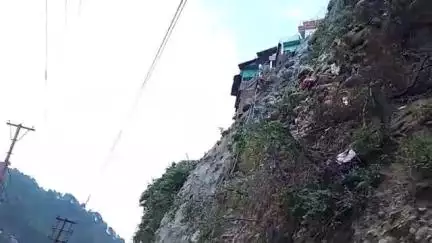 चम्बा: पक्काटाला रास्ते के साथ लगती पहाड़ी से भूस्खलन रोकने के लिए इन दिनों की जा रही सीमेंट की स्प्रे
