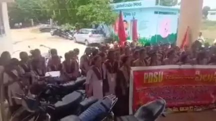 కోదాడ: ఫీజు రియంబర్స్మెంట్ బకాయిలు విడుదల చేయాలి : కోదాడ లో పీడీఎస్యు