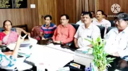 कर्रा: सरकारी शिक्षकों ने वेतन को लेकर बीडीओ से मुलाकात की