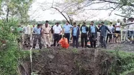 मंदसौर: ग्राम नावन खेड़ी में डोडाचूरा से भरी कार कुएं में गिरी, SDRF टीम ने कड़ी मशक्कत से निकाला