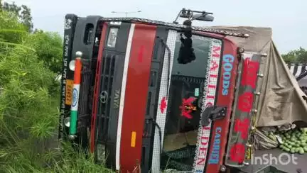 बाजपुर: नेशनल हाईवे-74 के फोरलेन फ्लाइओवर पर आम लेकर जा रहा ट्रक अनियंत्रित होकर पलट गया, बड़ा हादसा टला