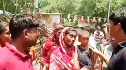 ভাঙড় ১: এলাকায় বিয়ে বন্ধ,কারণ রাস্তা খারাপ
ভাঙ্গড়ে জনসংযোগে চাপের মুখে পর্যবেক্ষক শওকত মোল্লা