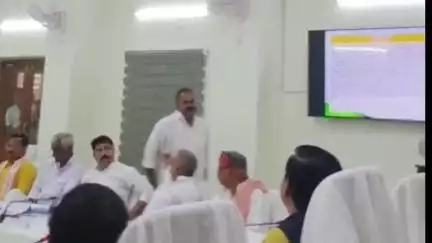 देेेवरिया: देवरिया में समीक्षा बैठक में भड़के BJP विधायक दीपक मिश्रा, बोले- 'दायरे से बाहर आए तो ठीक कर दूंगा'