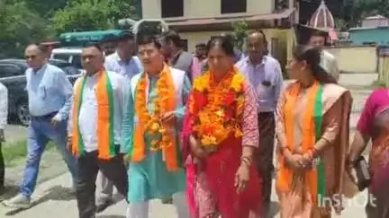 बागेश्वर: नामांकन को लेकर बागेश्वर में हलचल, पूर्व जिला पंचायत उपाध्यक्ष नवीन परिहार और BJP की नीमा गढ़िया ने किया नामांकन दाखिल