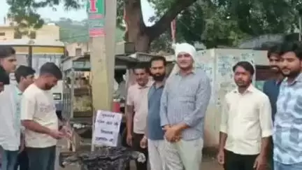 बानसूर: बानसूर में मुख्यमंत्री के आगमन से पहले बवाल, कांग्रेसियों ने किया पुतला फूंकने का प्रदर्शन