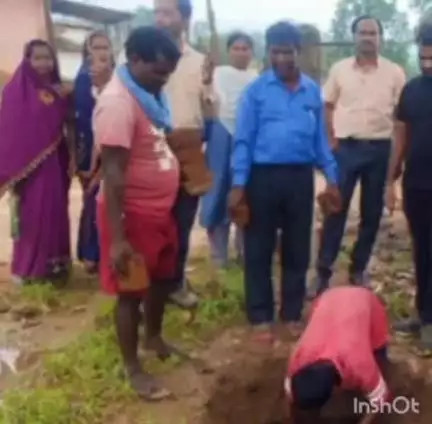बलरामपुर: जिले के अलग-अलग ग्राम पंचायतों में वर्षा जल संग्रहण के लिए सोखता गड्ढा बनाने का काम जारी