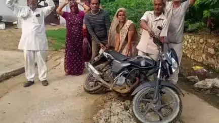 लवाण: लवाण में पेयजल लाइन डालने के लिए खोदी सड़क, 1माह बाद भी लाइन नहीं डालने से क्षतिग्रस्त सड़क से चोटिल हो रहे लोग#jansmasy