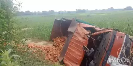 बागपत: ओगटी गांव के मोड़ पर ईटों से भरा ट्रक पलटा, एक मजदूर की मौत और तीन घायल हुए