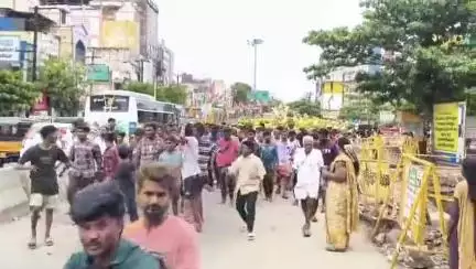 தேனி: 600க்கு மேற்பட்ட பெண்கள் முளைப்பாரி ஏந்தி ஊர்வலம், பிரம்மாண்டமாக நடைபெற்ற அல்லிநகரம் கருமாரியம்மன் வைகாசி திருவிழா