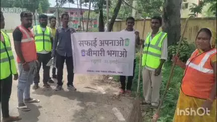 मंझिआंव: नगर पंचायत मझिआंव में केंद्र सरकार की योजना "सफाई अपनाओ, बीमारी भगाओ" के तहत स्वच्छता अभियान शुरू किया गया