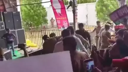 आज़मगढ़: सपा सुप्रीमो अखिलेश यादव की सुरक्षा में बड़ी चूक, गाजीपुर का प्रदीप कुमार सुरक्षा घेरा तोड़कर मंच तक पहुंचा