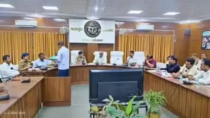 फर्रुखाबाद: फतेहगढ़ कलेक्टरेट सभागार में DM की अध्यक्षता में कावड़ यात्रा को लेकर मोहर्रम पर हुई बैठक, गड्डे भरवाने के दिए निर्देश