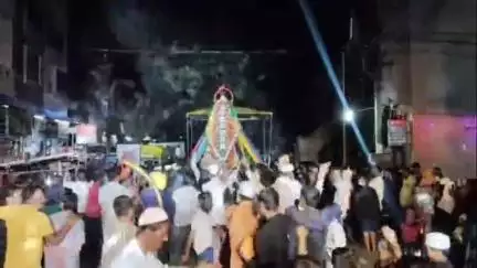 शिरोळ: कुरुंदवाड शहरात मोहरमच्या सातव्या दिवशी पारंपरिक पीर-पंजा भेटी अत्यंत 
उत्साही आणि भक्तिपूर्ण वातावरणात पार पडल्या