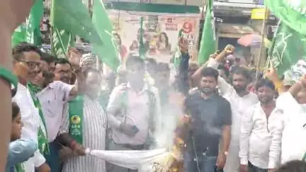 कोडरमा: झारखंड मुक्ति मोर्चा ने शहीदों के अपमान को लेकर झंडा चौक पर भाजपा का पुतला जलाया