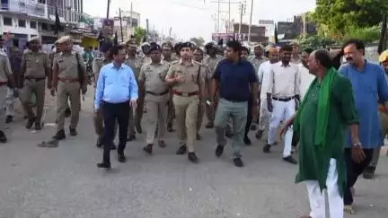 डुमरियागंज: जिलाधिकारी व पुलिस अधीक्षक ने आगामी त्यौहार के दृष्टिगत डुमरियागंज पुलिस के साथ कस्बा हल्लौर में किया पैदल गश्त