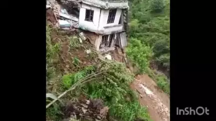 मंडी: भूस्खलन से गोहर के तलवाड़ा में दो भाइयों का घर ढहा, सामान और बकरियां बही; वीडियो आया सामने