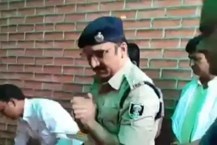 लखीसराय: लखीसराय में डीएम एवं एसपी ने शहीद स्थल पर पुष्पांजलि अर्पित कर अमर शहीदों को दी श्रद्धांजलि