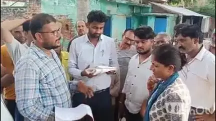 बिंदकी: हरसिंहपुर गांव में राजस्व विभाग की टीम ने रेलवे विभाग की टीम को बाउंड्री बनाने के लिए सीमांकन करने पर लगाई रोक