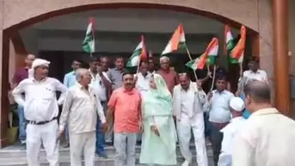 बलरामपुर: प्रदेश सरकार द्वारा 5 हजार सरकारी विद्यालय बंद करने के आदेश पर कांग्रेसियों ने कलेक्ट्रेट में जताया विरोध, सौंपा ज्ञापन