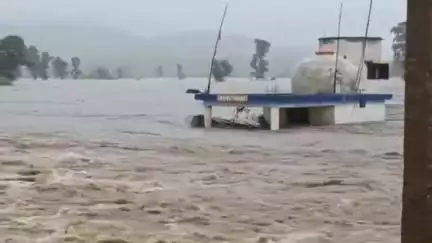 कोटा: केंदा मजगवां के बीच जवस नदी उफान पर, मंदिर डूबने की कगार पर, गांव के स्कूल में भरा पानी