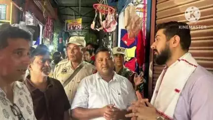 পশ্চিম যোৰহাট: অস্থায়ী চক বজাৰৰ ব্যৱসায়ীসকলৰ লগত আলোচনা জিলা আয়ুক্তৰ, পৰিদৰ্শন কৰে নিৰ্মাণৰত বহুমহলীয়া গাড়ী পাৰ্কিং