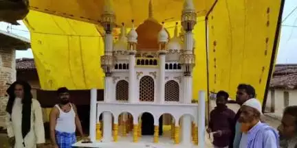 डंडई: डंडई में मोहर्रम की धूम, कदमी चौक पर ₹51000 की लागत से बन रहा आकर्षक ताजिया