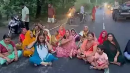 झांसी: बरुआसागर में 3 दिन से बिजली आपूर्ति ठप होने से परेशान महिलाओं ने सड़क पर लगाया जाम, मौके पर पहुंची पुलिस