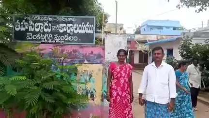 అధికారులు న్యాయం చేయాలంటూ తహసీల్దార్ కార్యాలయం వద్ద ఆందోళన