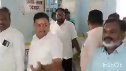 कोपरगाव: शहरातील विविध प्रलंबित प्रश्न व समस्या प्रश्नी राष्ट्रवादी काँग्रेस अजित पवार पक्षाचे मुख्याधिकारी जगताप यांना निवेदन
