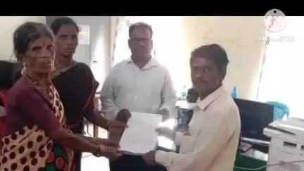 మధ్యాహ్న భోజన పథకం నిర్వాహకులకు బిల్లులు వెంటనే చెల్లించాలని రెవెన్యూ అధికారులకు వింత పత్రం అందజేసిన UTUC నాయకులు