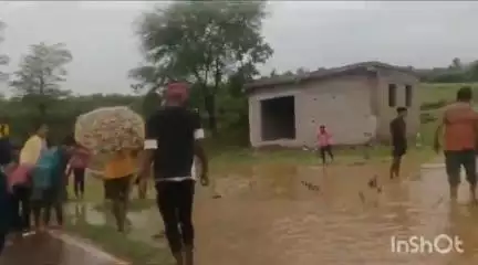 प्रेमनगर: ग्राम फुलकोना के पास बच्चों से भरी एक स्कूल वैन अनियंत्रित होकर सड़क किनारे खेत में पलटी