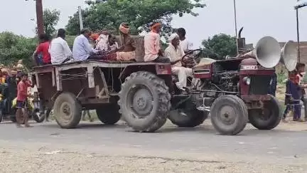 चंदौसी: गुमथल में 50 वर्ष से चली आ रही परंपरा के तहत श्रीमद् भागवत कथा से पूर्व निकाली गई कलश शोभा यात्रा